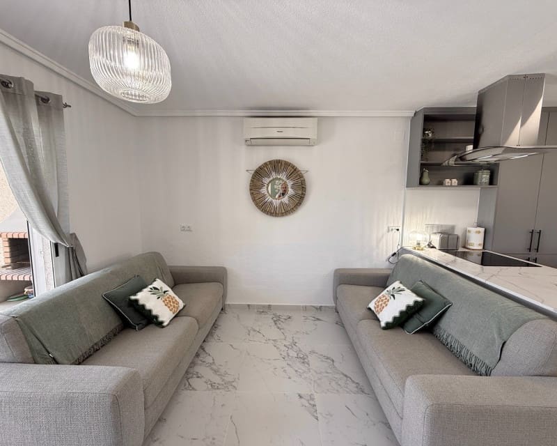 Maison de Ville de 2 chambres à louer à Torrevieja avec piscine - 1 000 € (Ref: 9426197)