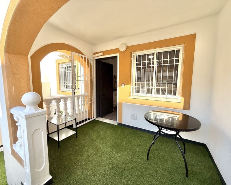 2 makuuhuone Huoneisto vuokrattavana paikassa Torrevieja mukana uima-altaan - 800 € (Ref: 9535258)