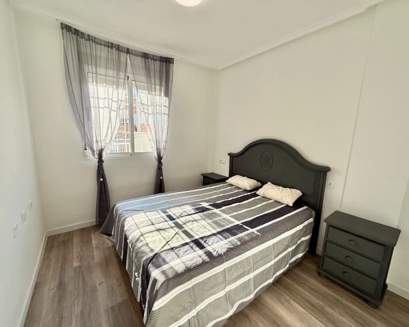 2 makuuhuone Huoneisto vuokrattavana paikassa Torrevieja mukana uima-altaan - 800 € (Ref: 9535258)