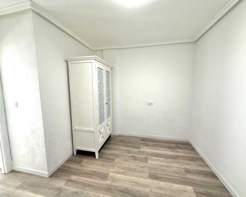 2 makuuhuone Huoneisto vuokrattavana paikassa Torrevieja mukana uima-altaan - 800 € (Ref: 9535258)