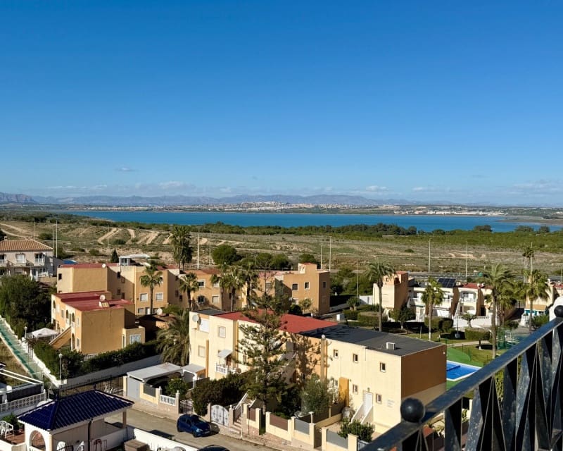 2 makuuhuone Huoneisto myytävänä paikassa Torrevieja mukana uima-altaan - 169 995 € (Ref: 9535259)