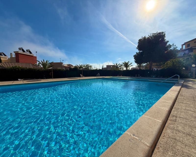 2 soveværelse Lejlighed til salg i Torrevieja med swimmingpool - € 150.000 (Ref: 9624047)