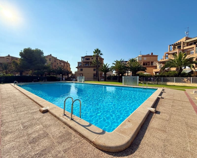 2 soveværelse Lejlighed til salg i Torrevieja med swimmingpool - € 150.000 (Ref: 9624047)