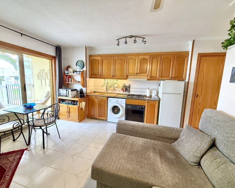 Apartament na sprzedaż w Torrevieja z basenem - 106 000 € (Ref: 9679103)