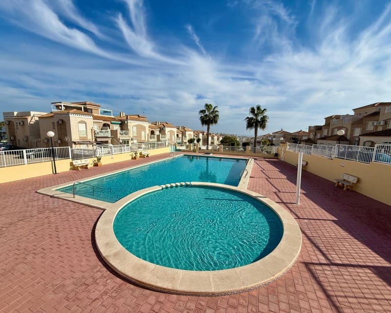 2 soverom Leilighet til salgs i Torrevieja med svømmebasseng garasje - € 168 000 (Ref: 9745127)