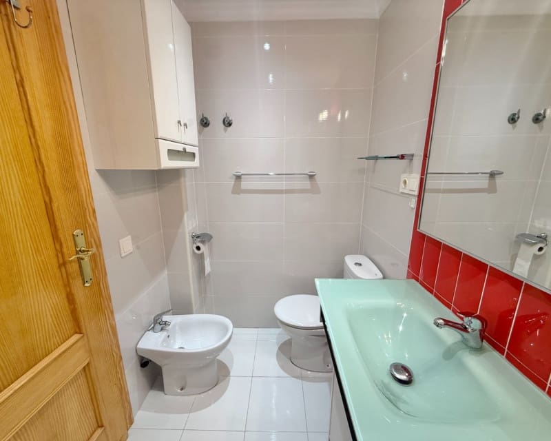 2 slaapkamer Appartement te huur in Torrevieja met zwembad - € 875 (Ref: 9937105)