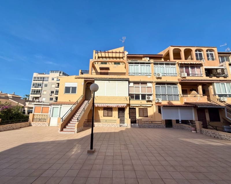 2 slaapkamer Appartement te huur in Torrevieja met zwembad - € 875 (Ref: 9937105)