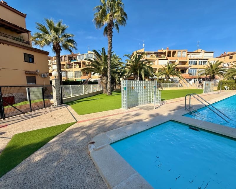 2 slaapkamer Appartement te huur in Torrevieja met zwembad - € 875 (Ref: 9937105)