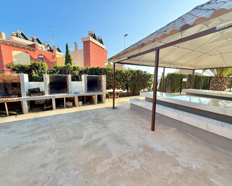 2 slaapkamer Appartement te huur in Torrevieja met zwembad - € 875 (Ref: 9937105)
