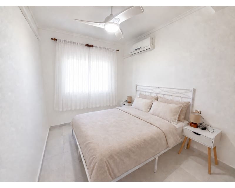 2 slaapkamer Appartement te huur in Torrevieja met zwembad - € 875 (Ref: 9937105)
