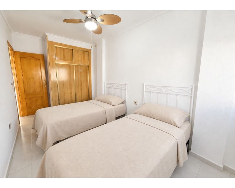 2 slaapkamer Appartement te huur in Torrevieja met zwembad - € 875 (Ref: 9937105)