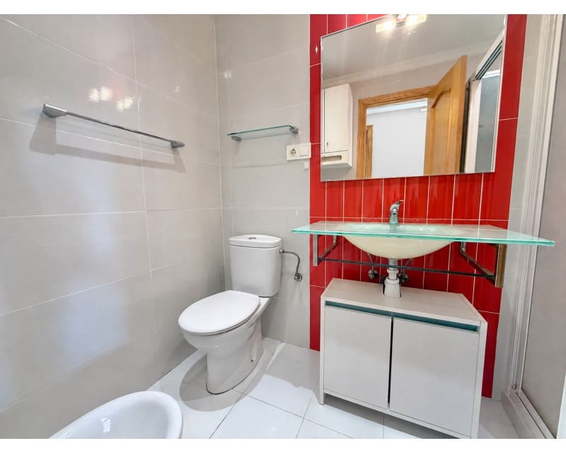 2 slaapkamer Appartement te huur in Torrevieja met zwembad - € 875 (Ref: 9937105)