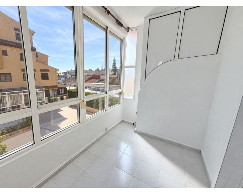 2 slaapkamer Appartement te huur in Torrevieja met zwembad - € 875 (Ref: 9937105)