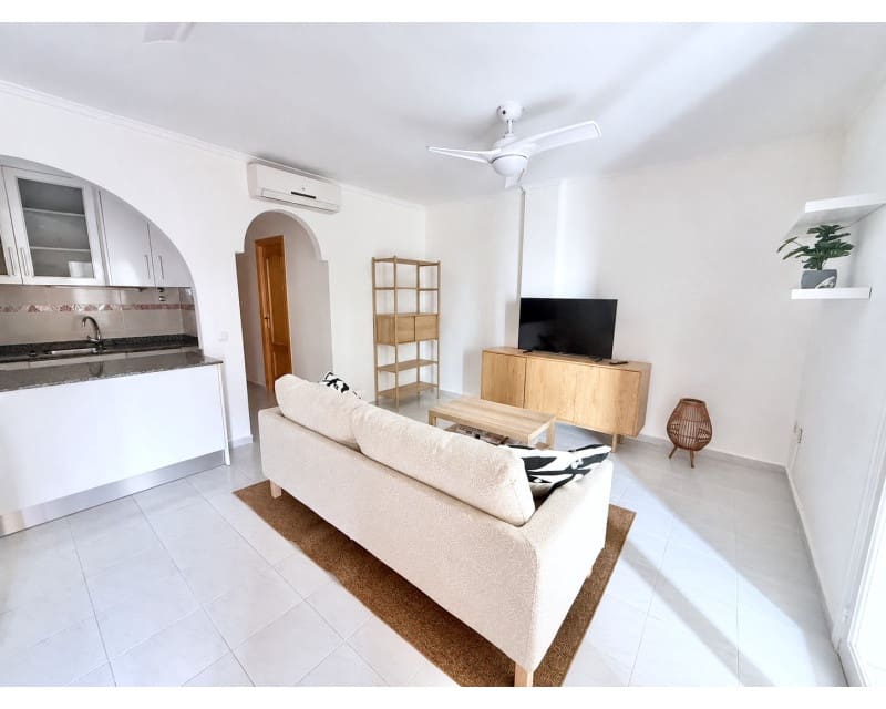 2 slaapkamer Appartement te huur in Torrevieja met zwembad - € 875 (Ref: 9937105)