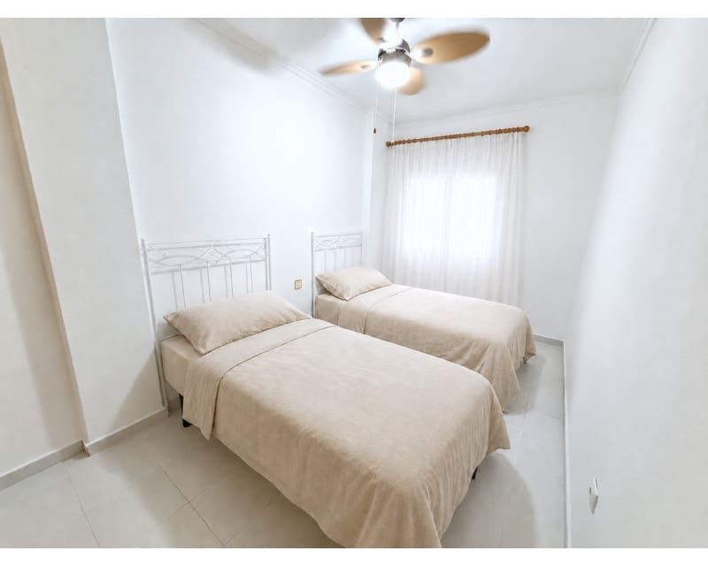 2 slaapkamer Appartement te huur in Torrevieja met zwembad - € 875 (Ref: 9937105)
