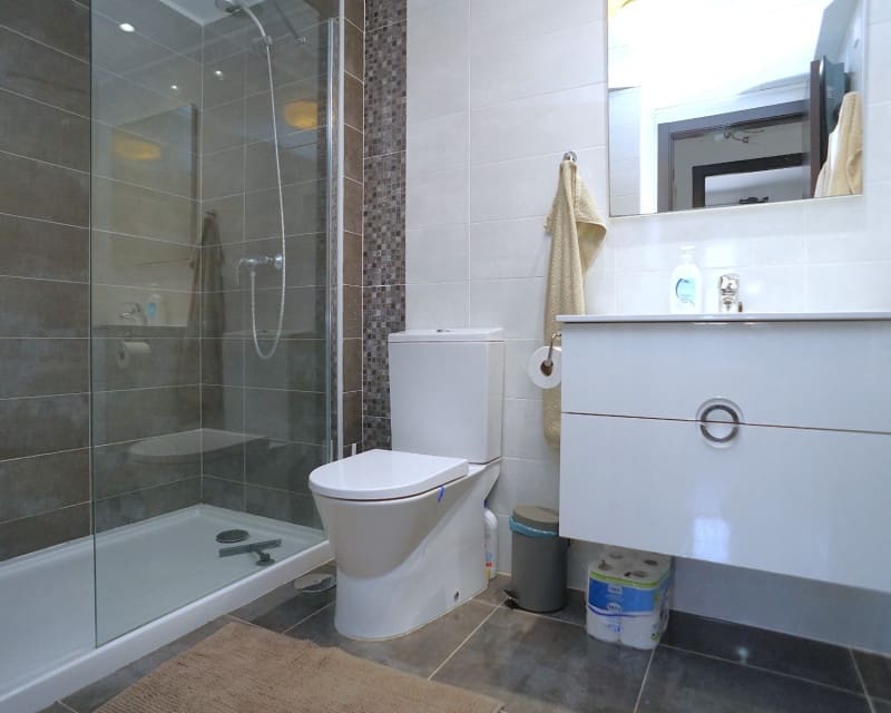 2 soveværelse Lejlighed til leje i Torrevieja med swimmingpool garage - € 1.200 (Ref: 9975808)