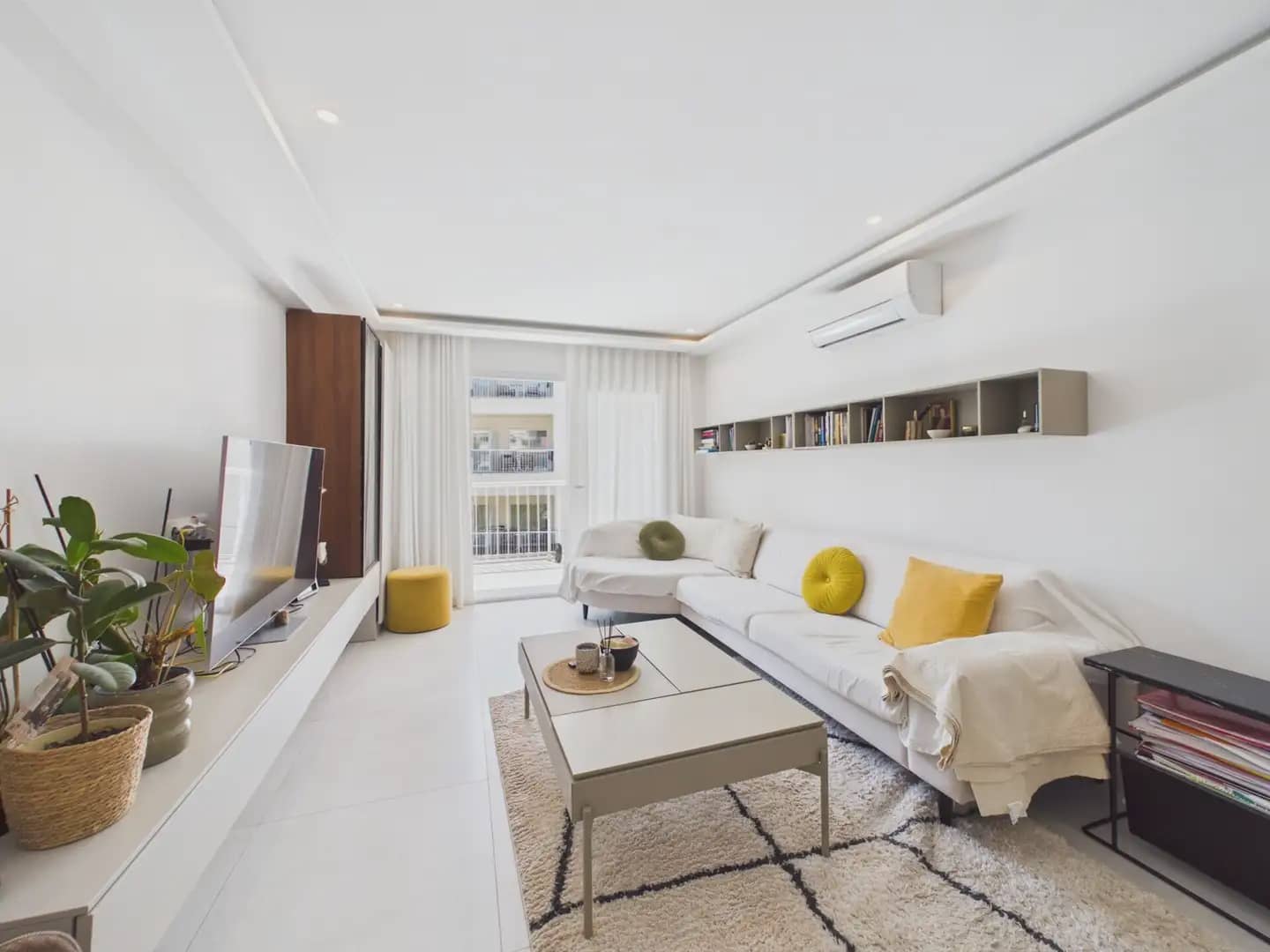 3 soverom Leilighet til leie i Calvia med garasje - € 2 000 (Ref: 9971546)