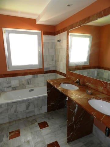 4 soverom Villa til salgs i Sotogrande Alto, San Roque - € 950 000 (Ref: 8617567)