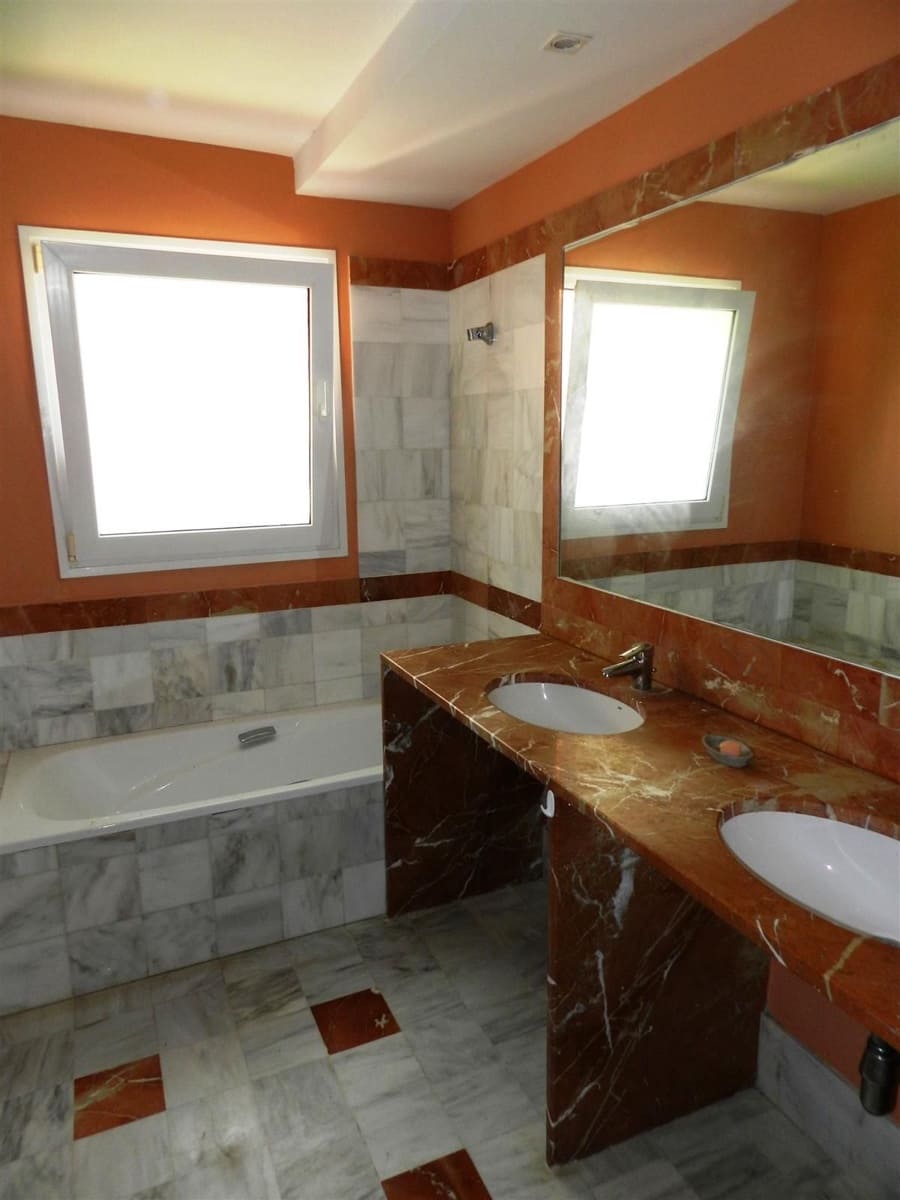 4 sypialnia Willa na sprzedaż w Sotogrande - 1 100 000 € (Ref: 8617567)