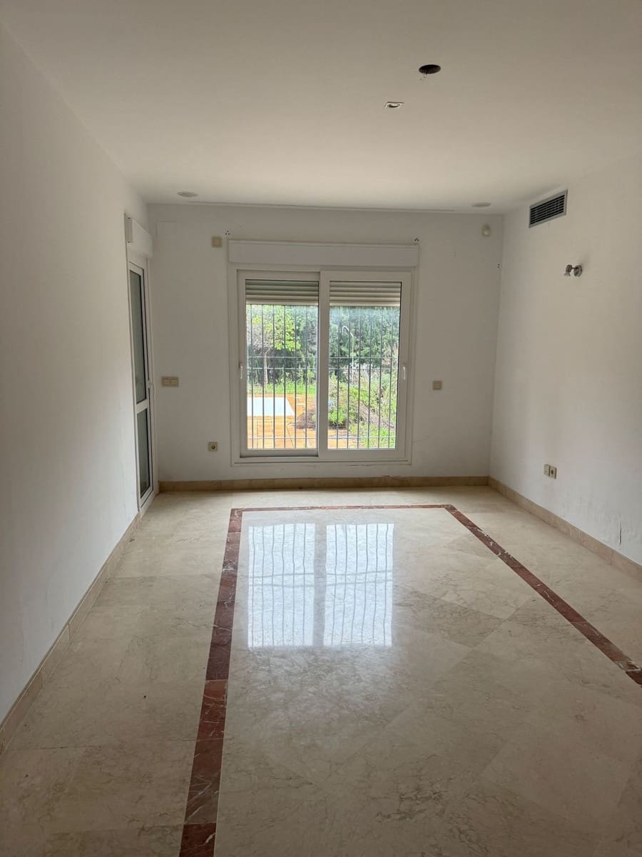 4 sypialnia Willa na sprzedaż w Sotogrande - 1 100 000 € (Ref: 8617567)