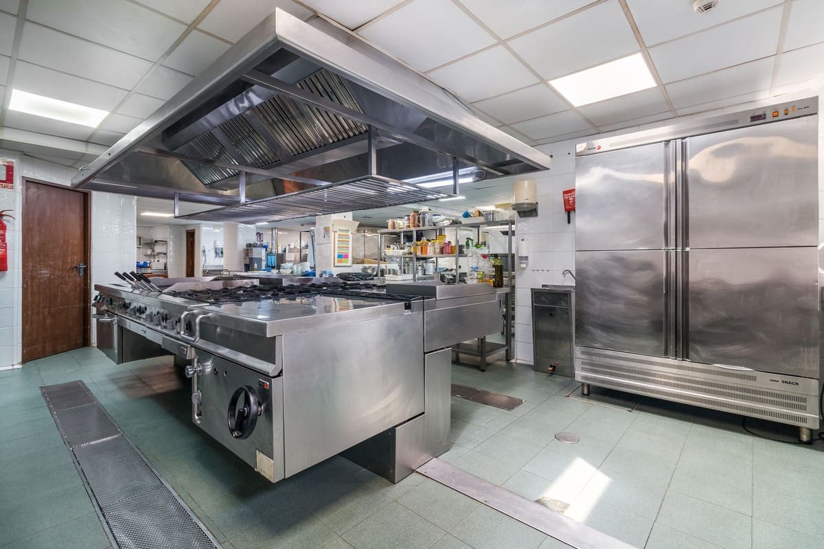 84 soveværelse Hotel til salg i San Roque - € 11.700.000 (Ref: 8617570)