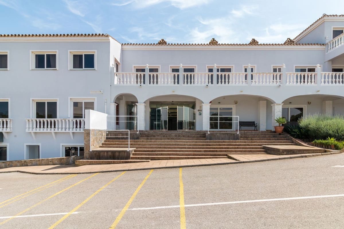 84 bedroom Hotel for sale in San Roque - € 9,500,000 (Ref: 8617570)