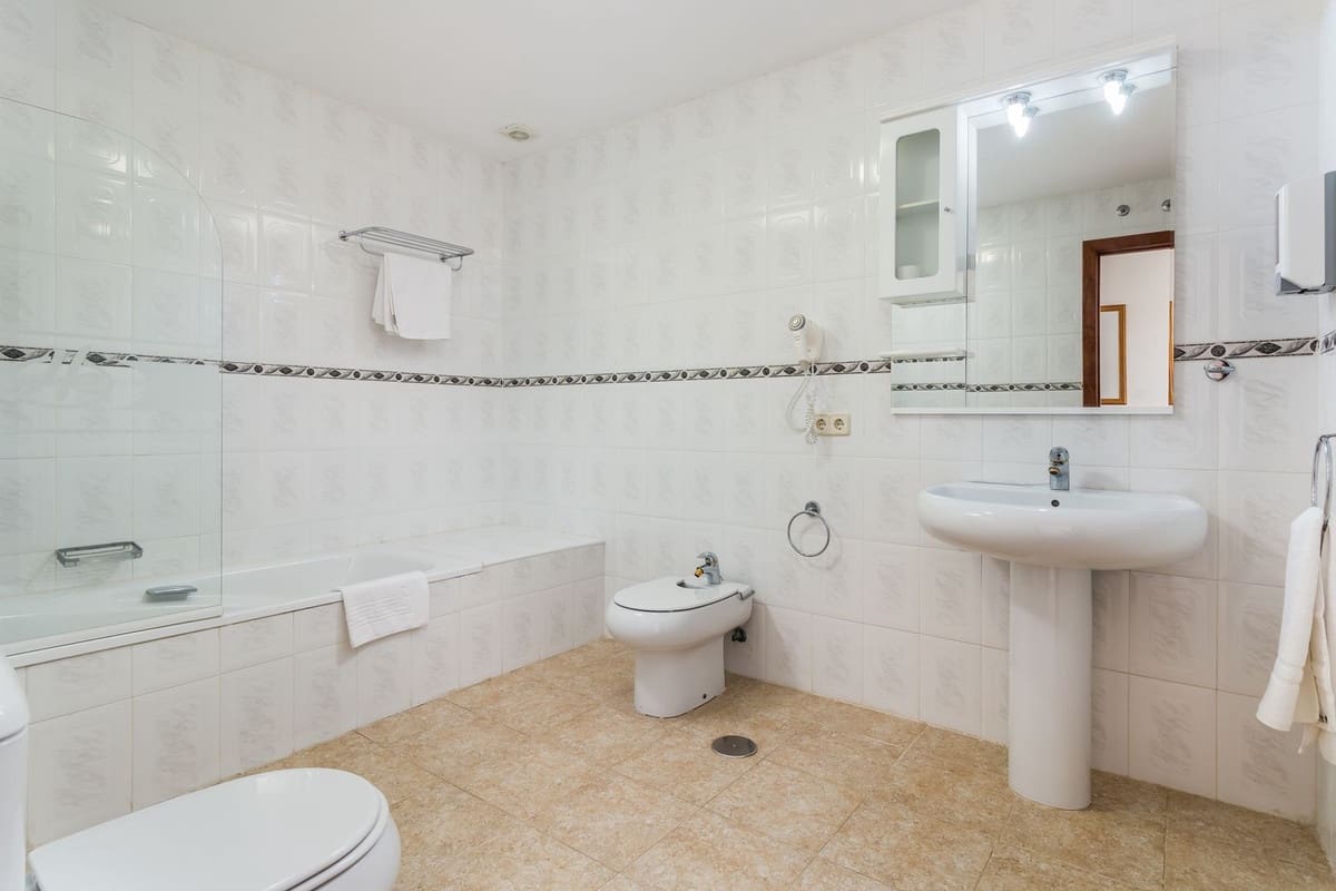 84 soverom Hotell til salgs i San Roque - € 9 500 000 (Ref: 8617570)