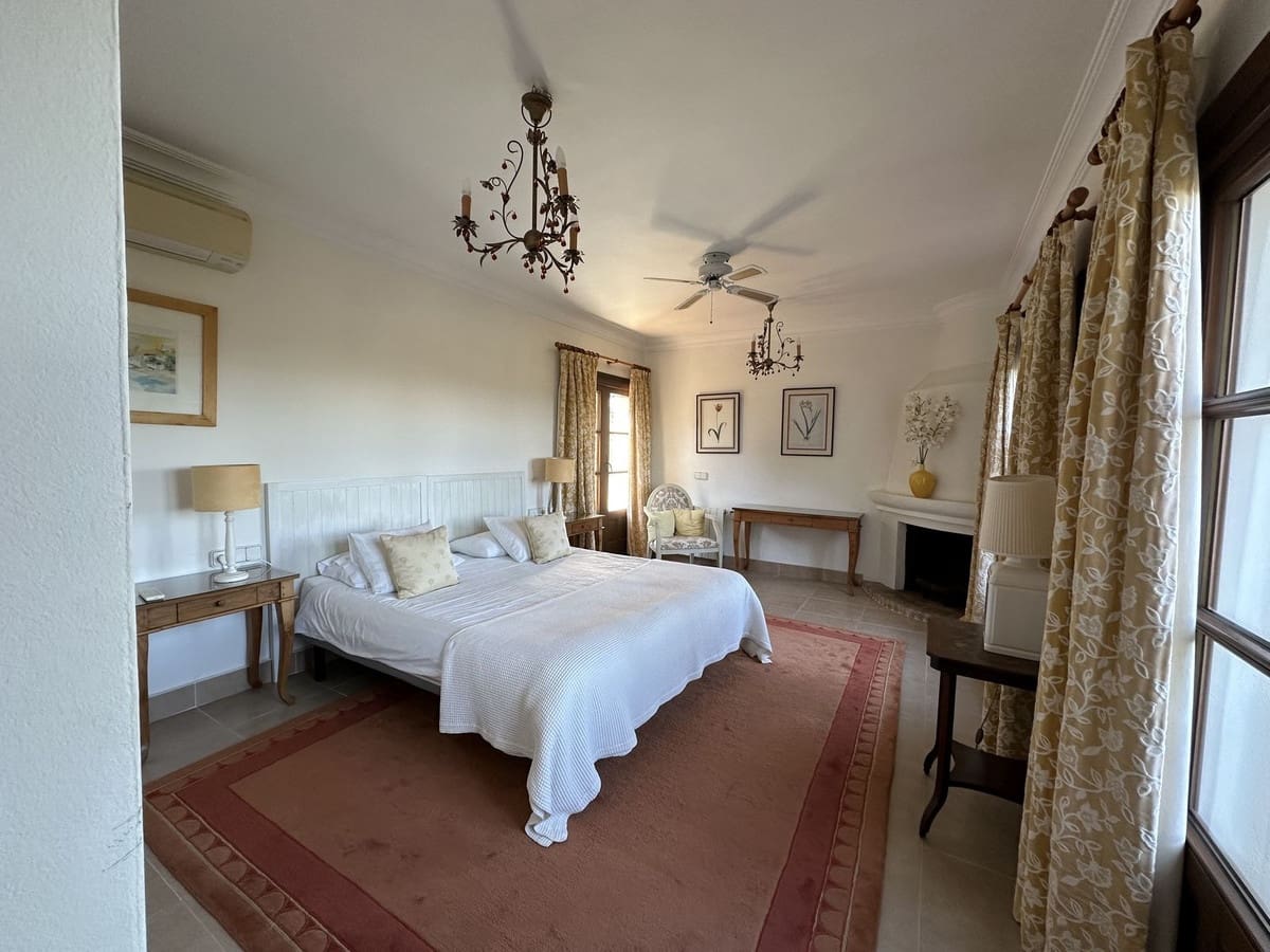 6 bedroom Villa for sale in Sotogrande - € 2,250,000 (Ref: 8742767)