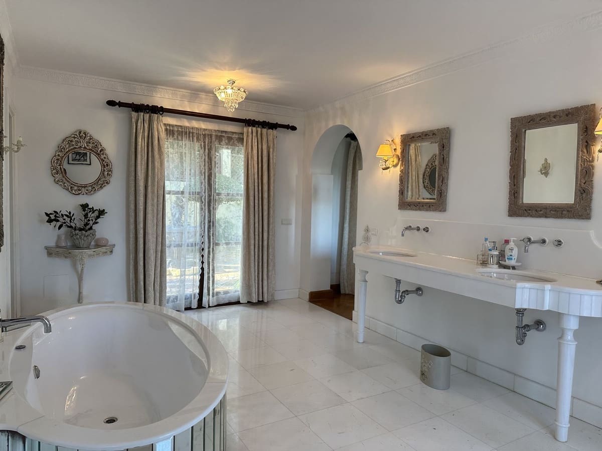 6 bedroom Villa for sale in Sotogrande - € 2,250,000 (Ref: 8742767)