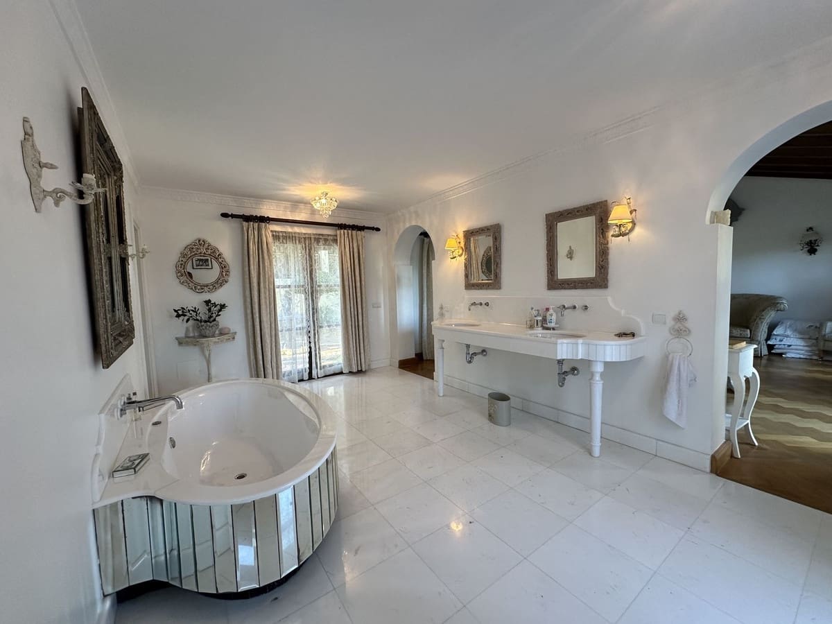 6 bedroom Villa for sale in Sotogrande - € 2,250,000 (Ref: 8742767)