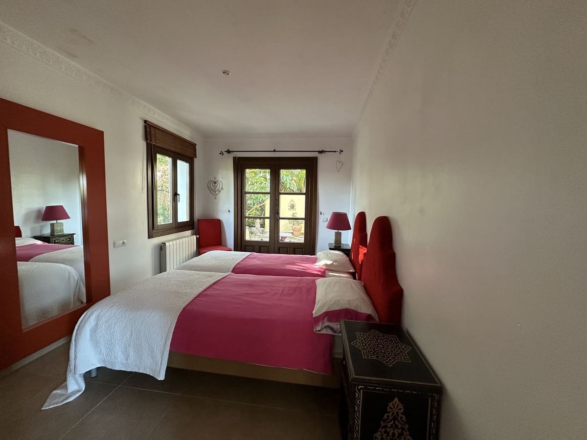 6 bedroom Villa for sale in Sotogrande - € 2,250,000 (Ref: 8742767)