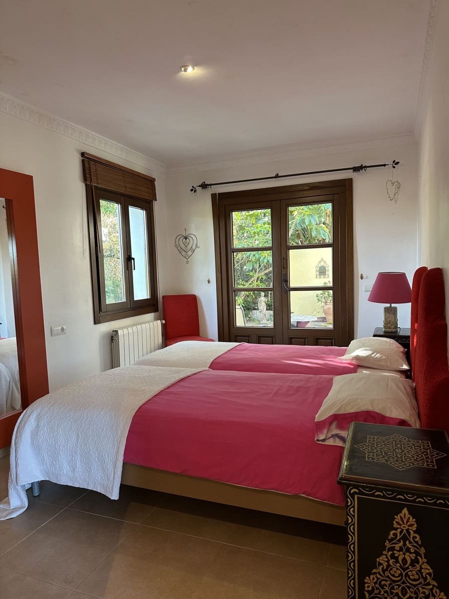 6 bedroom Villa for sale in Sotogrande - € 2,250,000 (Ref: 8742767)