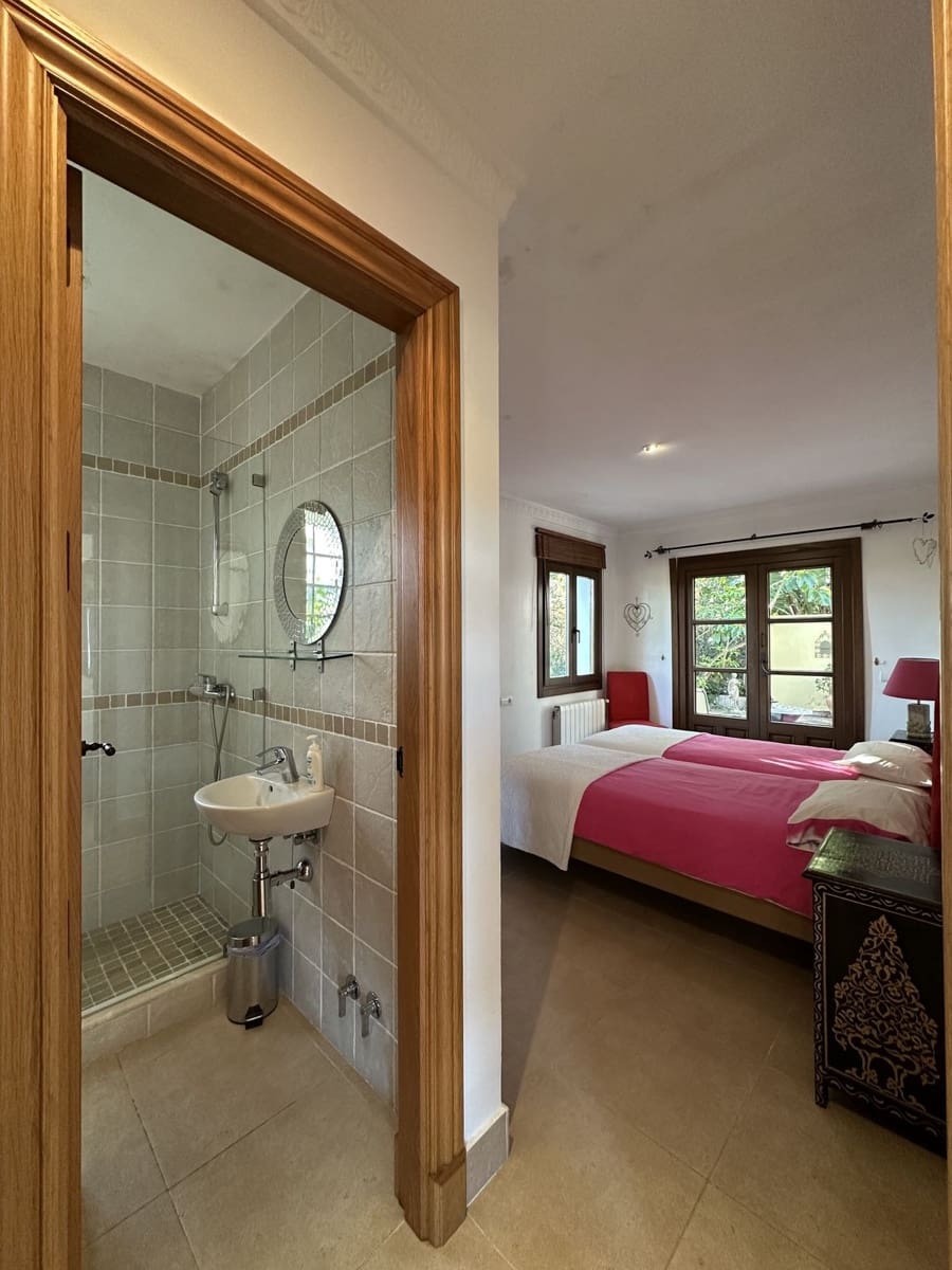 6 bedroom Villa for sale in Sotogrande - € 2,250,000 (Ref: 8742767)