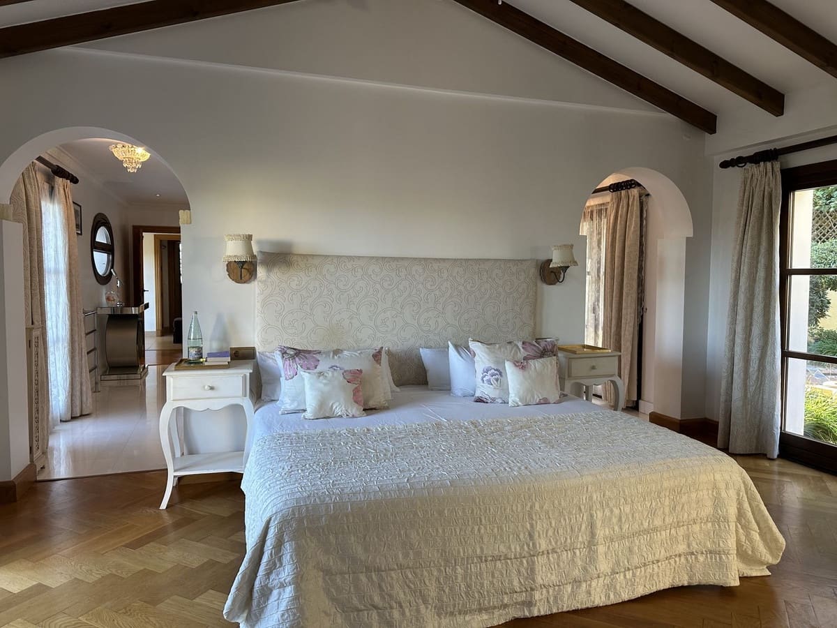 6 bedroom Villa for sale in Sotogrande - € 2,250,000 (Ref: 8742767)