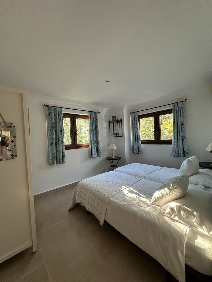 6 bedroom Villa for sale in Sotogrande - € 2,250,000 (Ref: 8742767)