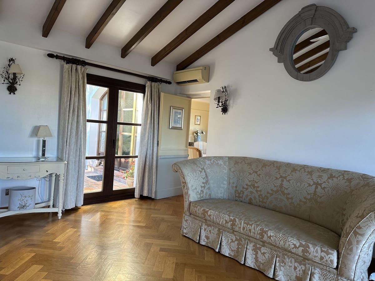 6 bedroom Villa for sale in Sotogrande - € 2,250,000 (Ref: 8742767)