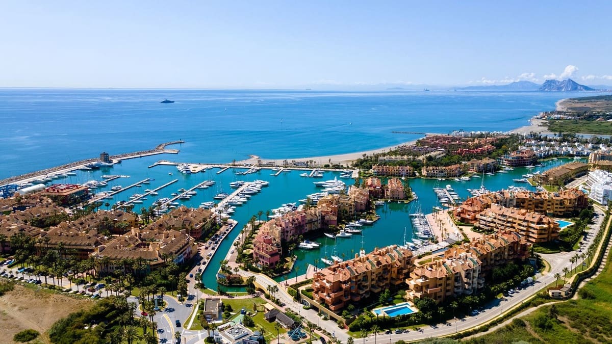 Commercial for sale in Sotogrande - € 450,000 (Ref: 8887019)