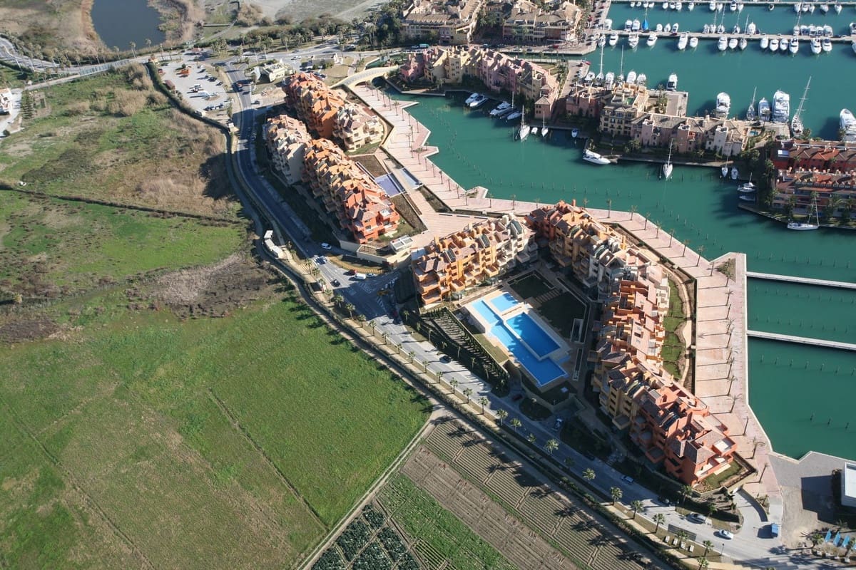 Commercial for sale in Sotogrande - € 450,000 (Ref: 8887019)