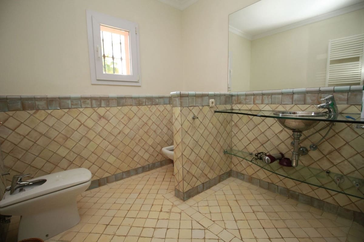 4 soverom Villa til salgs i Sotogrande med svømmebasseng - € 1 200 000 (Ref: 9207750)