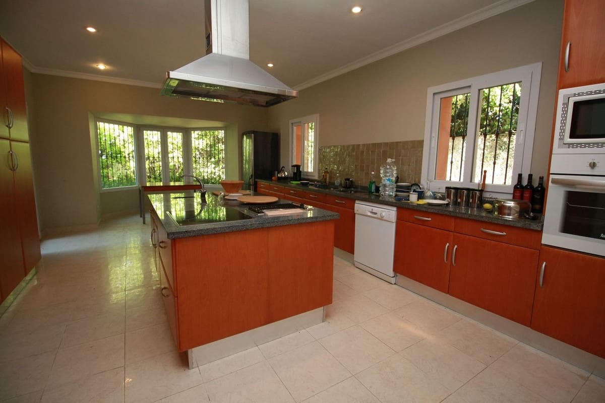 4 soverom Villa til salgs i Sotogrande med svømmebasseng - € 1 200 000 (Ref: 9207750)