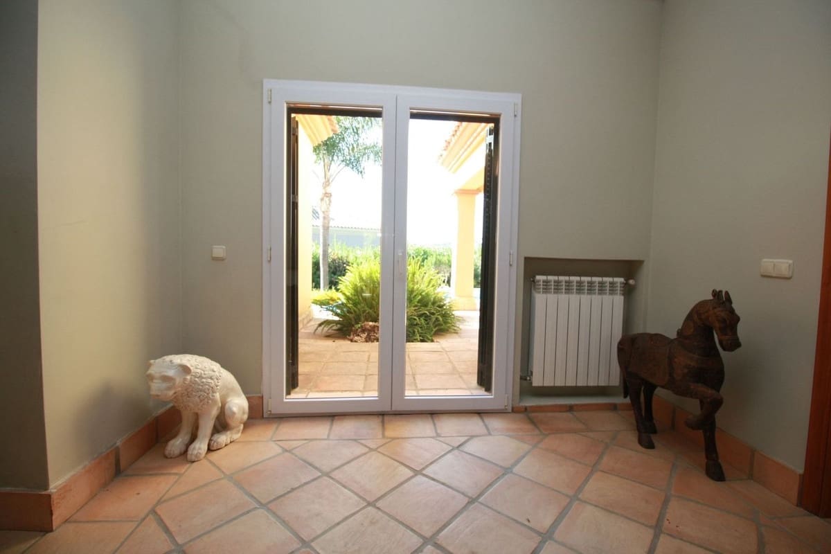 4 soverom Villa til salgs i Sotogrande med svømmebasseng - € 1 200 000 (Ref: 9207750)