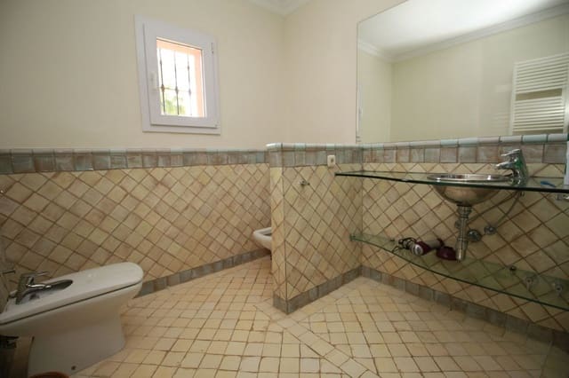 4 slaapkamer Villa te koop in Sotogrande Alto, San Roque met zwembad - € 1.200.000 (Ref: 9207750)