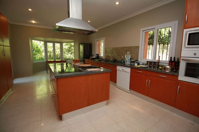 4 slaapkamer Villa te koop in Sotogrande Alto, San Roque met zwembad - € 1.200.000 (Ref: 9207750)