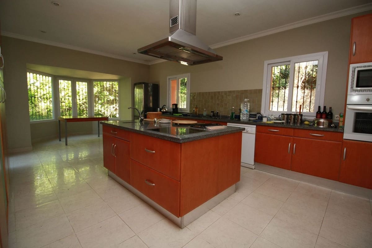 4 soverom Villa til salgs i Sotogrande med svømmebasseng - € 1 200 000 (Ref: 9207750)