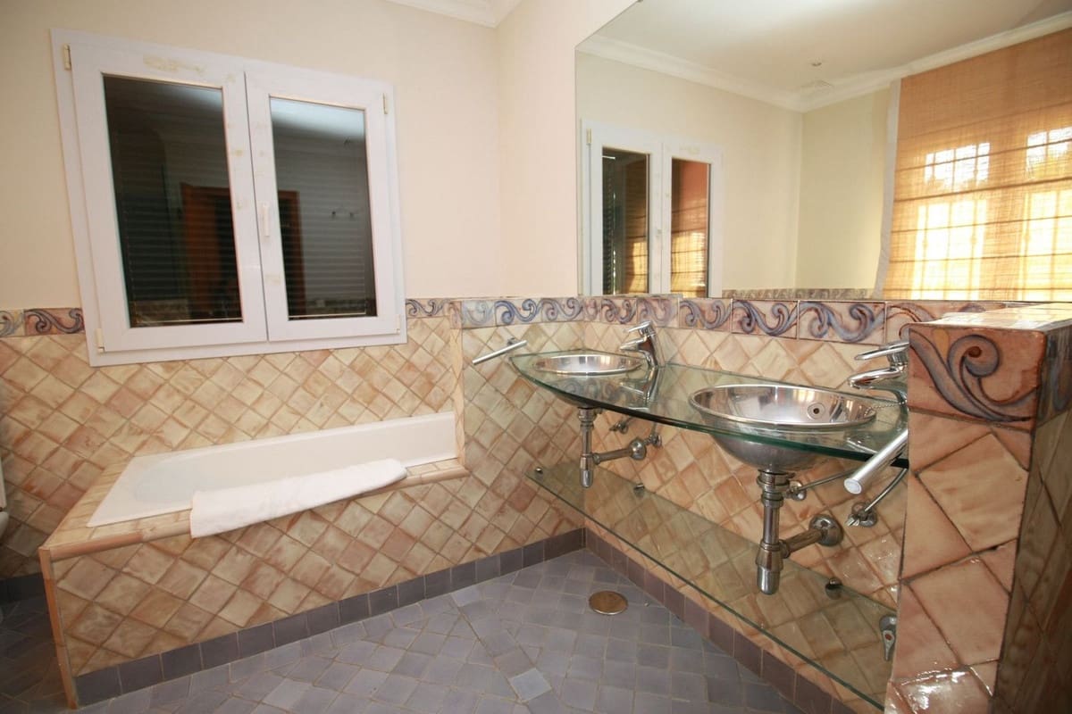 4 soverom Villa til salgs i Sotogrande med svømmebasseng - € 1 200 000 (Ref: 9207750)