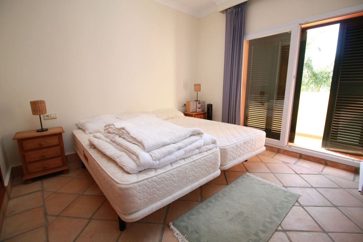 4 soverom Villa til salgs i Sotogrande med svømmebasseng - € 1 200 000 (Ref: 9207750)