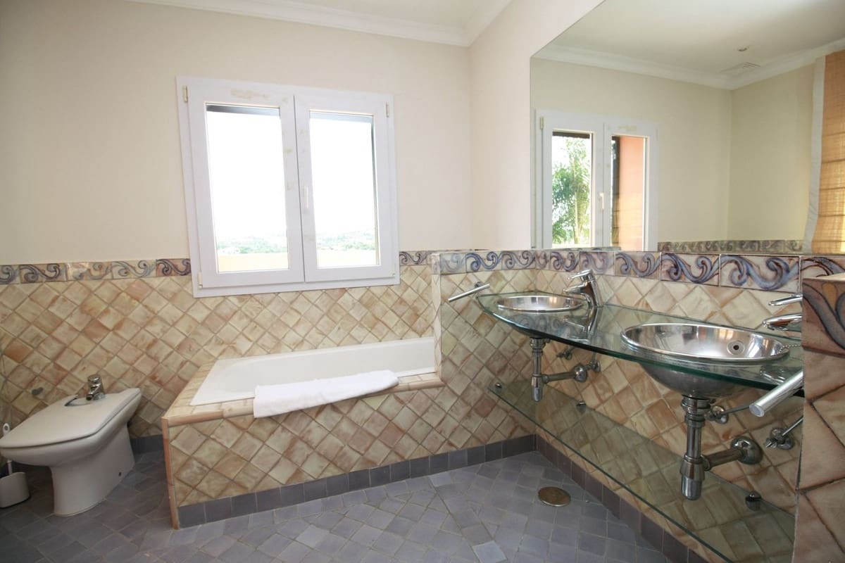 4 soverom Villa til salgs i Sotogrande med svømmebasseng - € 1 200 000 (Ref: 9207750)