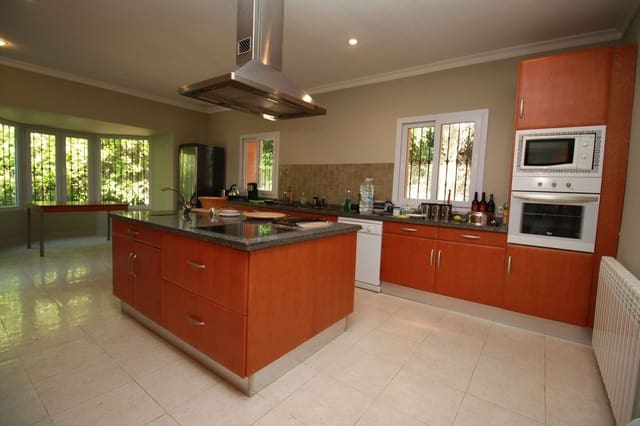 4 slaapkamer Villa te koop in Sotogrande Alto, San Roque met zwembad - € 1.200.000 (Ref: 9207750)