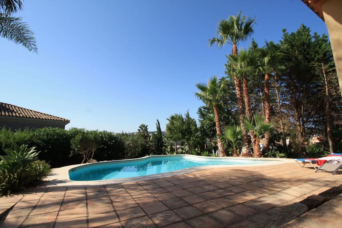 4 soverom Villa til salgs i Sotogrande med svømmebasseng - € 1 200 000 (Ref: 9207750)