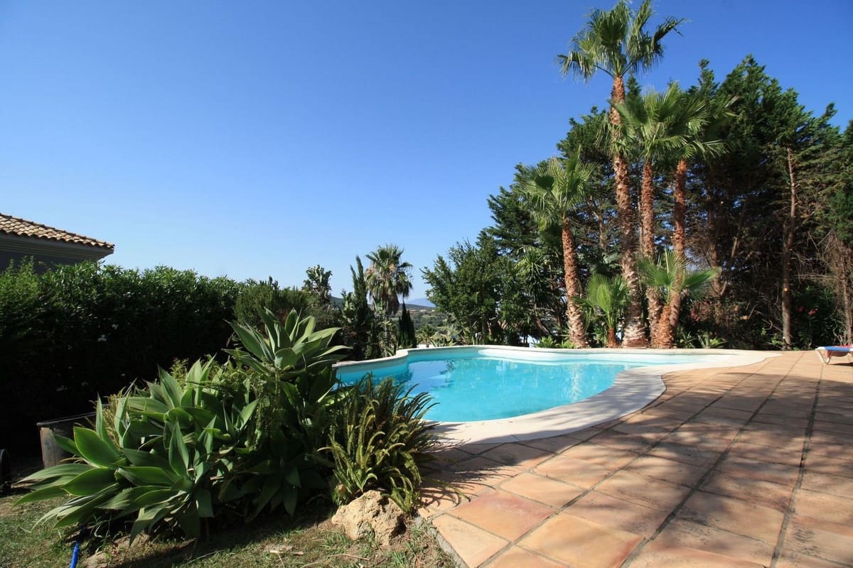 4 soverom Villa til salgs i Sotogrande med svømmebasseng - € 1 200 000 (Ref: 9207750)